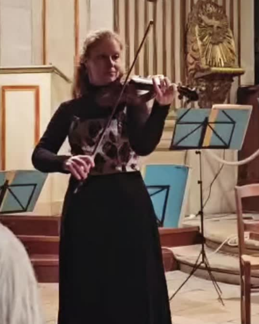 Publication Instagram Bach, robe noire